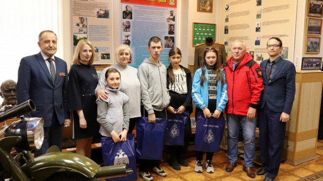 Праздник для многодетной семьи из ДНР устроили в Центре по ГО и ЧС Нижегородской области