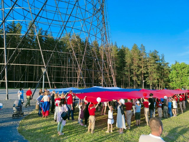 Жители Дзержинска развернули 162-метровый флаг России у Шуховской башни