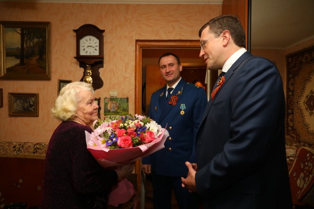 Глеб Никитин поздравил с Днем Победы вдову ветерана Великой Отечественной войны