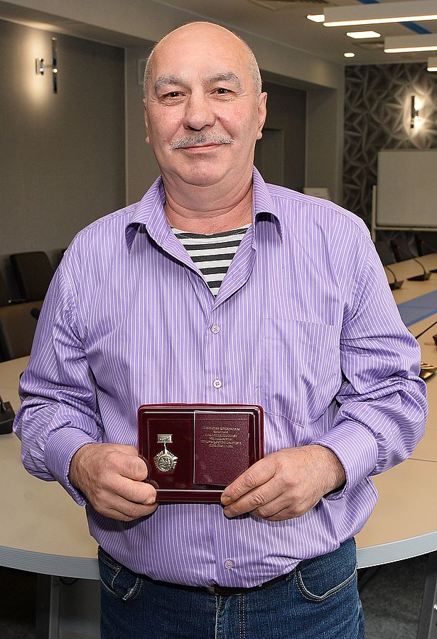 Токарь-расточник цеха № 65 АПЗ Владимир Лазарев удостоен звания "Почетный машиностроитель"