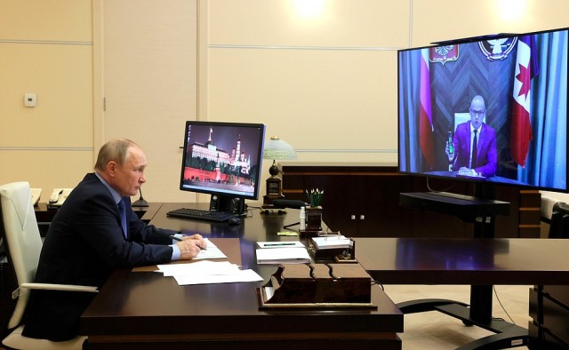 Владимир Путин в режиме видеоконференции провёл рабочую встречу с главой Удмуртии Александром Бречаловым