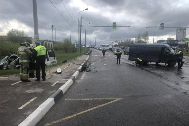Восемь человек пострадали в столкновении "ГАЗели" и микроавтобуса Renault в Кстове